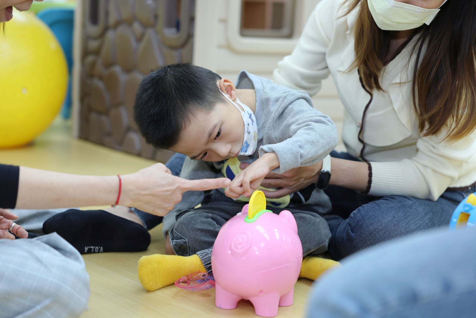 4歲的慢飛天使澄澄，去年初被醫院診斷出腦炎，疾病導致原本已經學會說話又活蹦亂跳的澄澄，變得不太會講話。