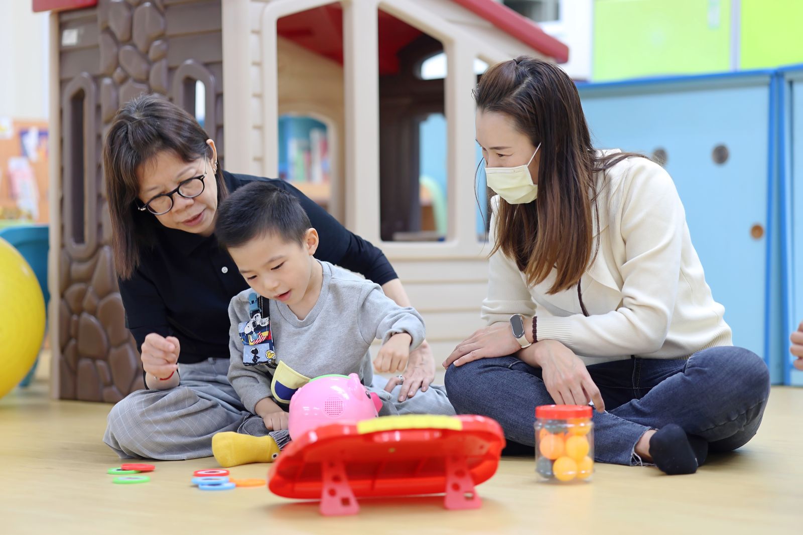 透過早療協助，澄澄進步很快，短短半年他從無法獨自翻身、抬頭，到現在已經能在少量綁帶輔佐下，在站立架的輔具上超過半小時。