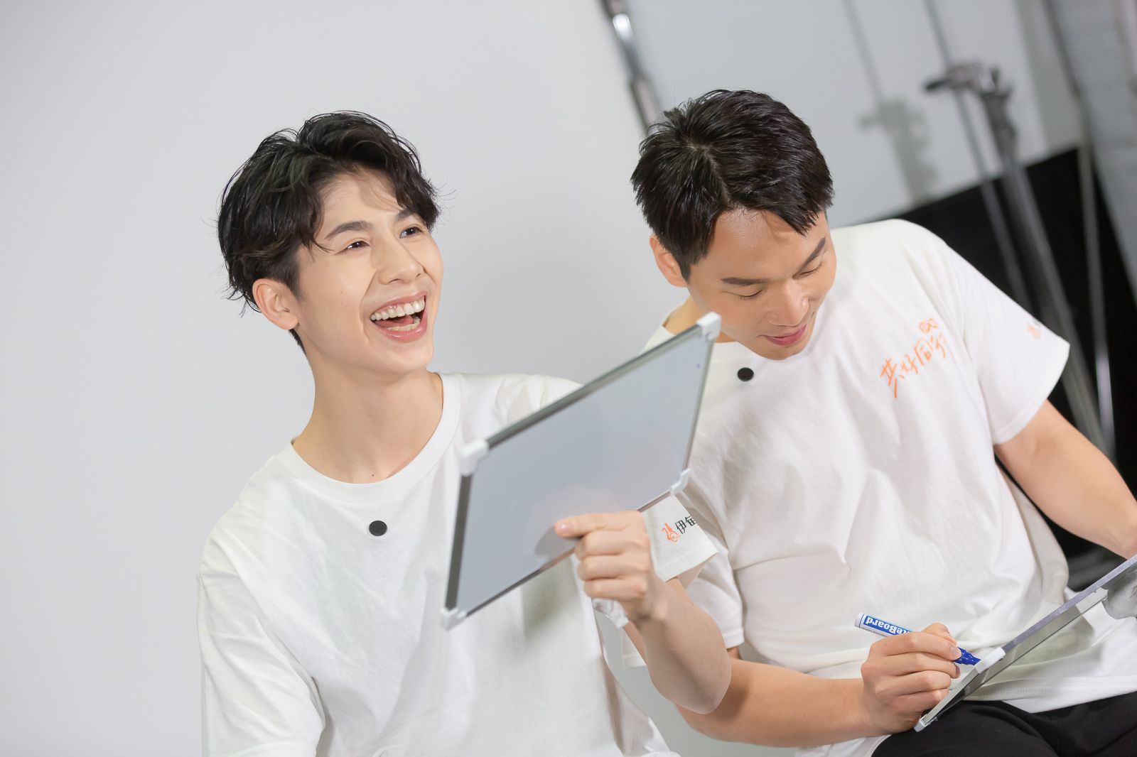 公益大使李洋、林郁婷在快問快答中,分享童年時期充滿愛與歡笑的回憶。