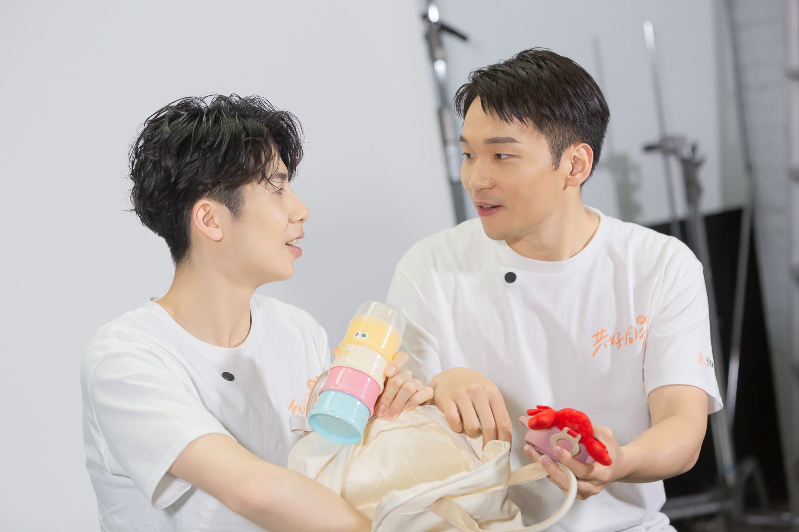 公益大使李洋、林郁婷 開箱媽媽包後,發現孩子的家長實在很偉大。