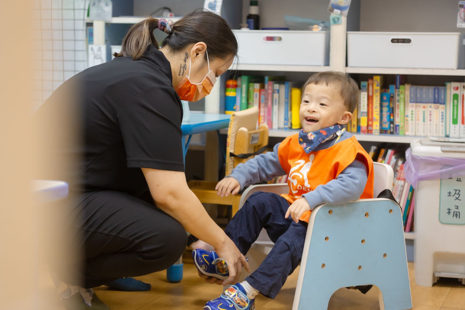 透過日托班老師專業的引導下，宸宸慢慢學習站立行走，也訓練他生活自理能力。