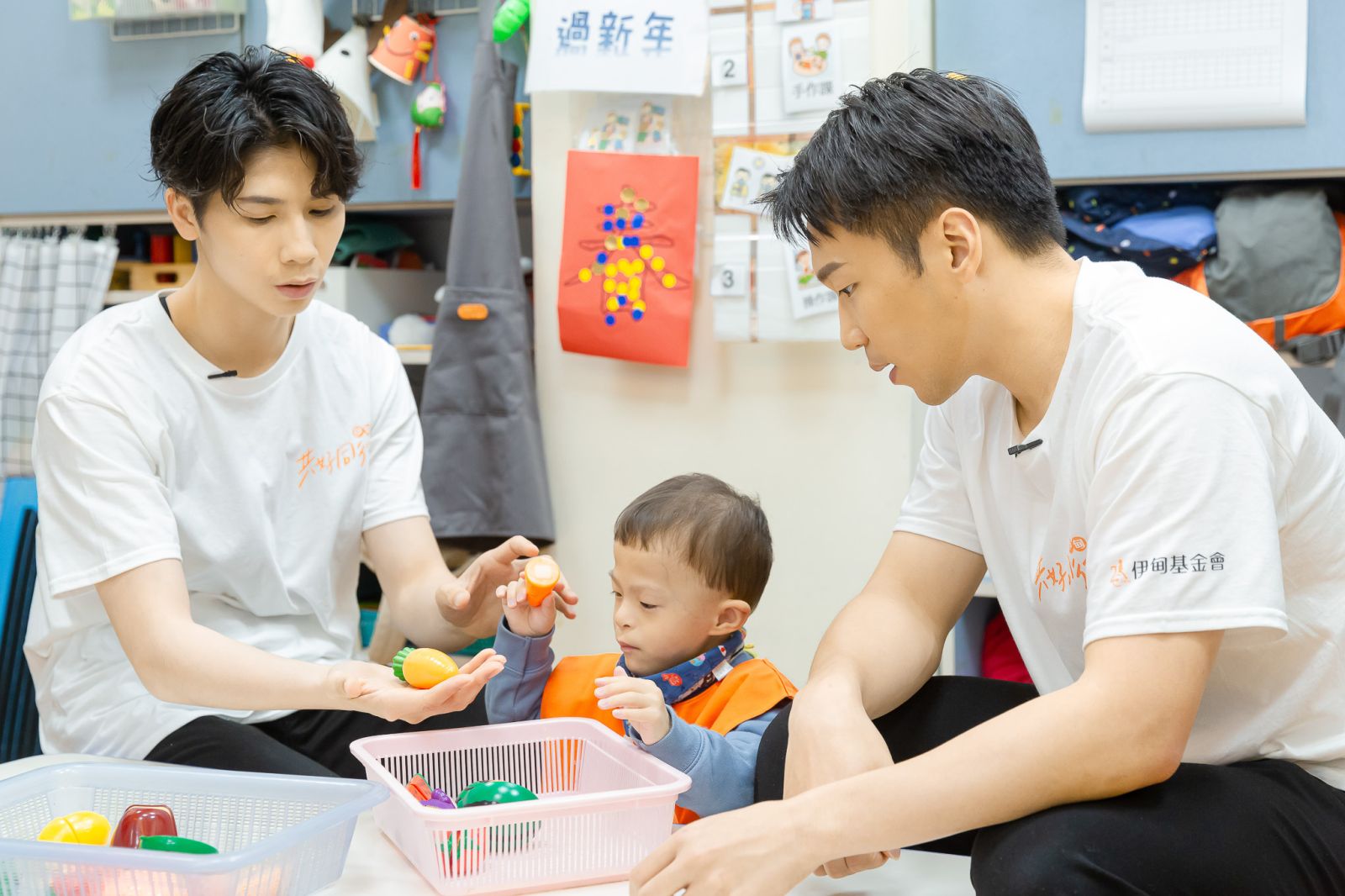 兩位大使為了吸引孩子的注意力使出渾身解數，一起玩遊戲、探索學習。