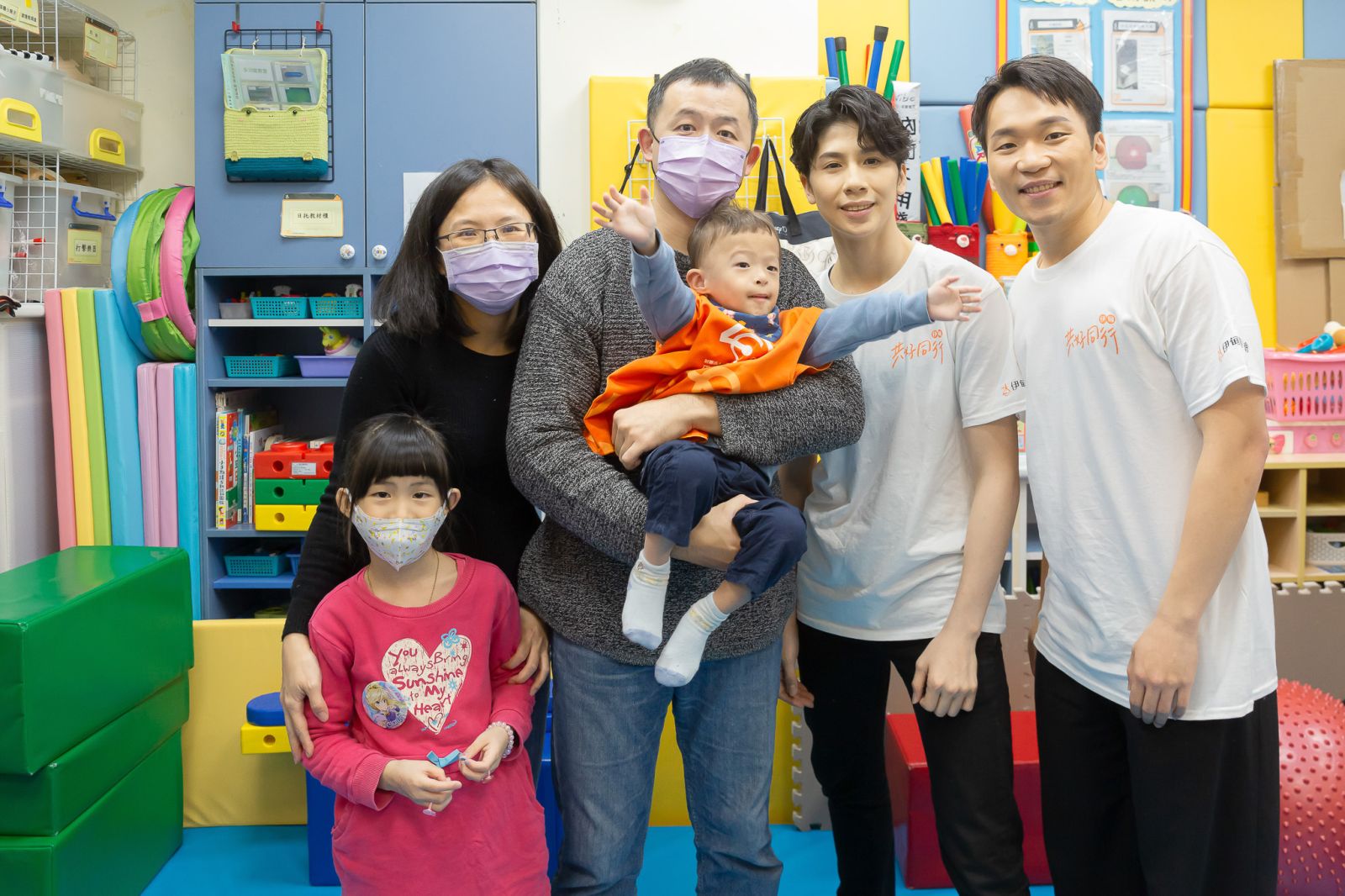 李洋跟郁婷給孩子一個大大擁抱，也給宸宸爸爸媽媽溫暖與鼓勵。