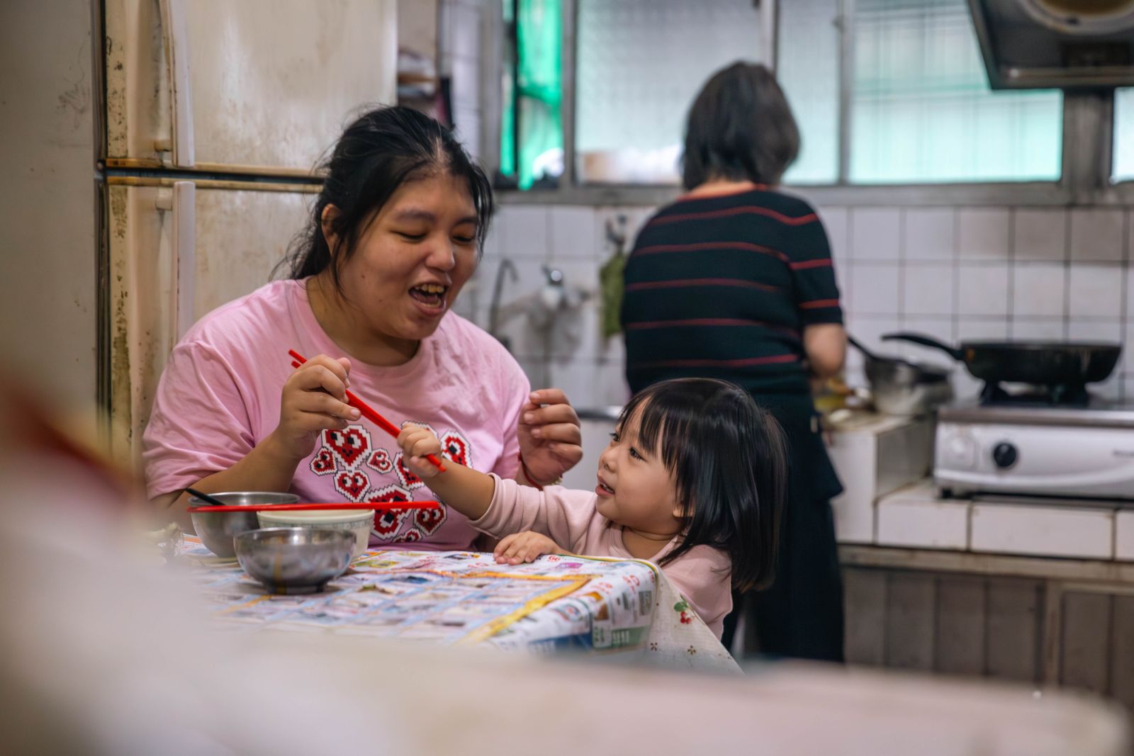 3歲慢飛天使阿妞,因家庭教養功能不足,難以給予孩子完善的照顧支持。