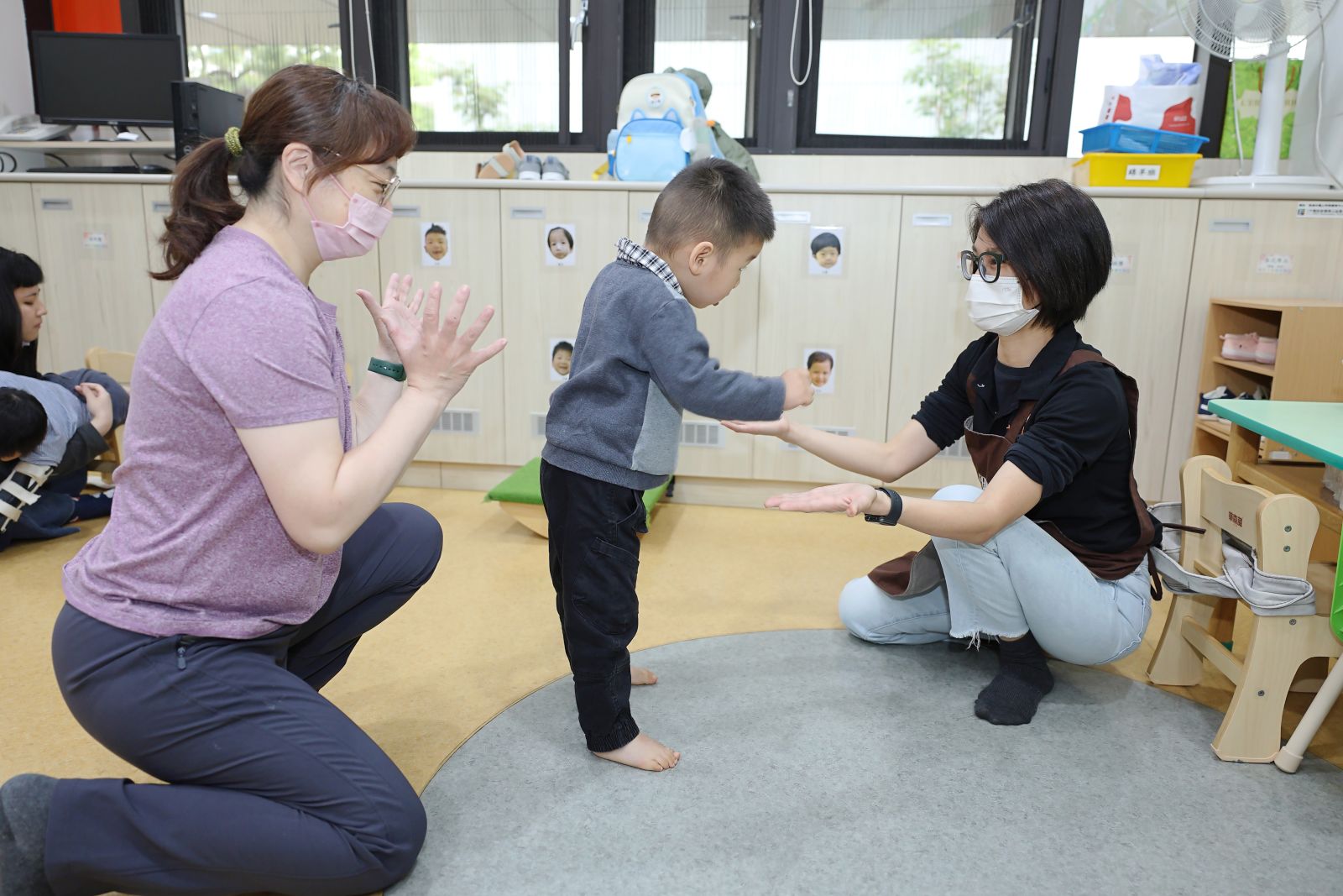 自從牛牛接受早療服務後，如今的他已能穩定練習行走。