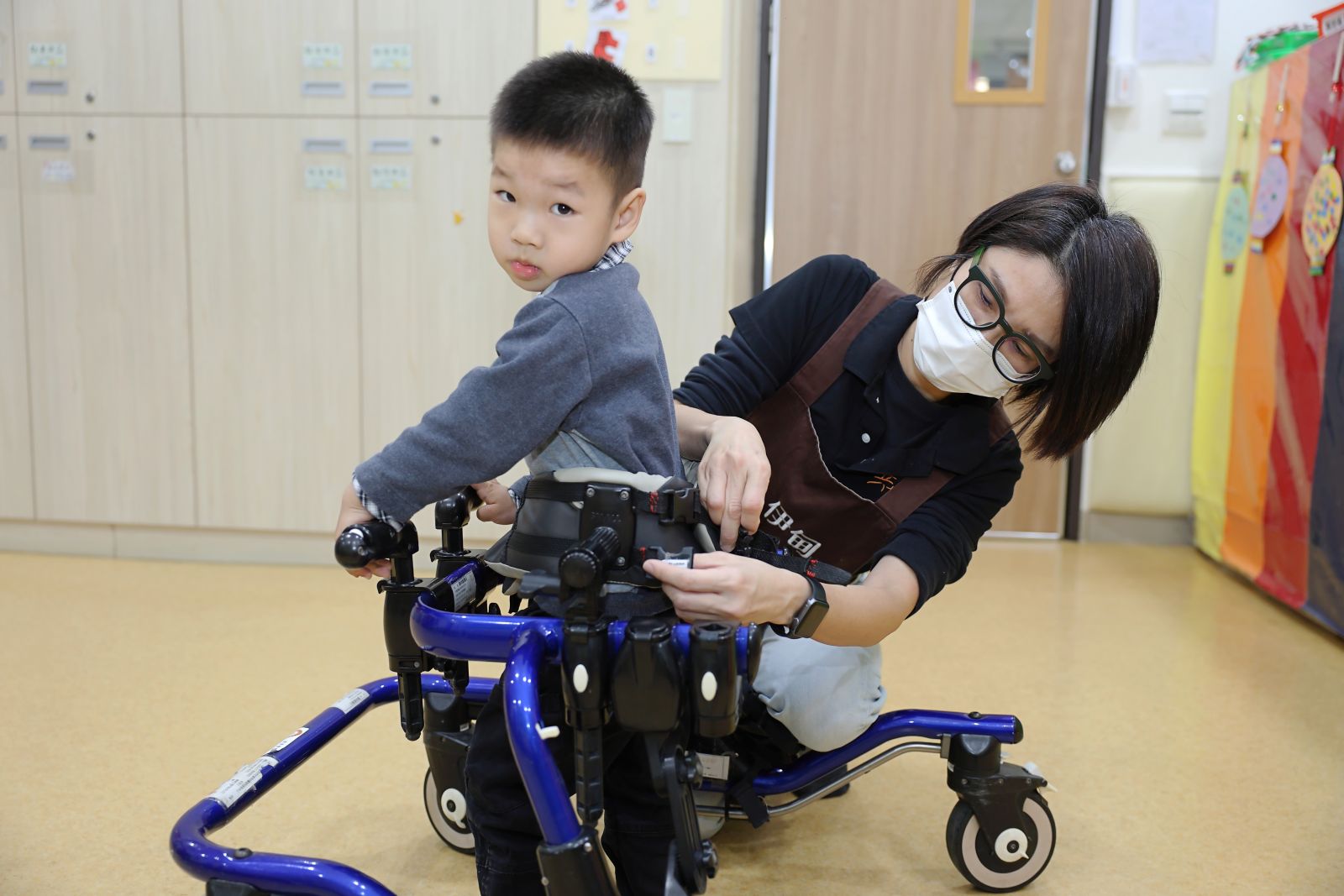 慢飛天使牛牛努力撐起身體，「學會走路」是牛牛在早療中心最大的進步。