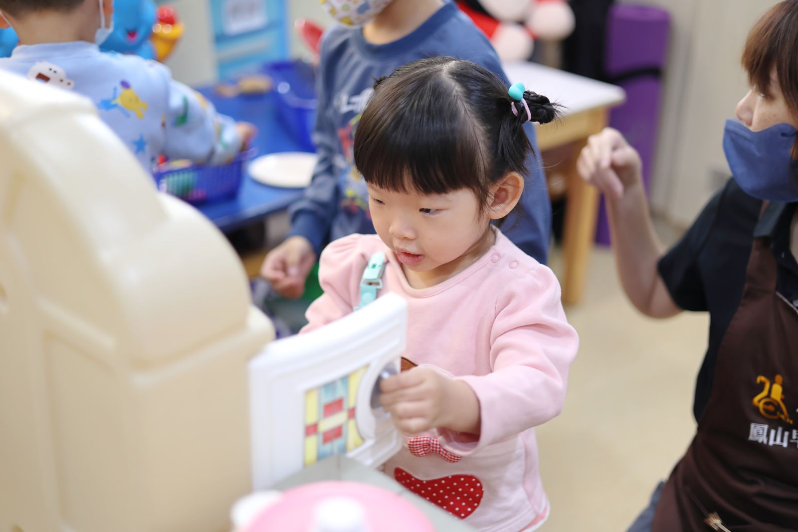 現在鈞鈞持續在早療路上學習，慢慢跟上同齡孩子的成長腳步。