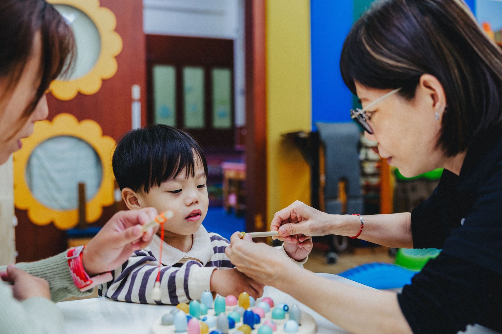 還好透過早療幫助，讓豪豪在仿說能力、大肢體及精細動作提升許多，現在持續穩定地學習成長。