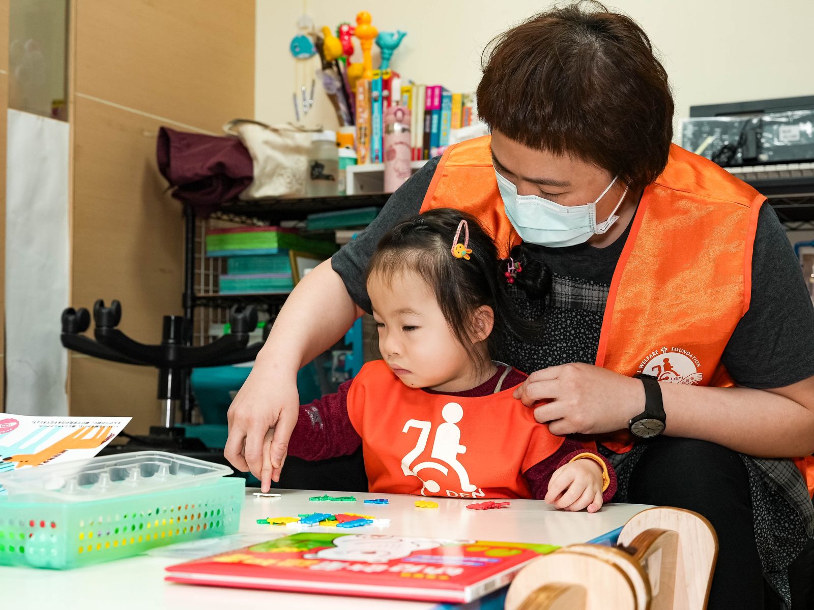 透過教保老師每天的指導與訓練下，現在的小芯已經能獨立行走，還會仿說，也能說出簡單單詞呢！